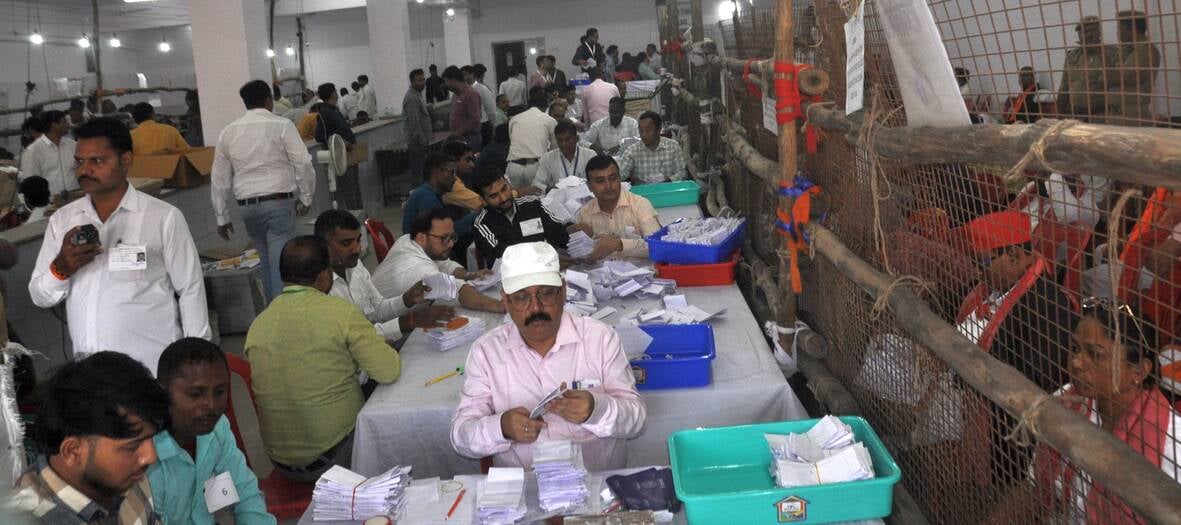 मतगणना में लगे कर्मी। मतगणना में लगे कर्मी।