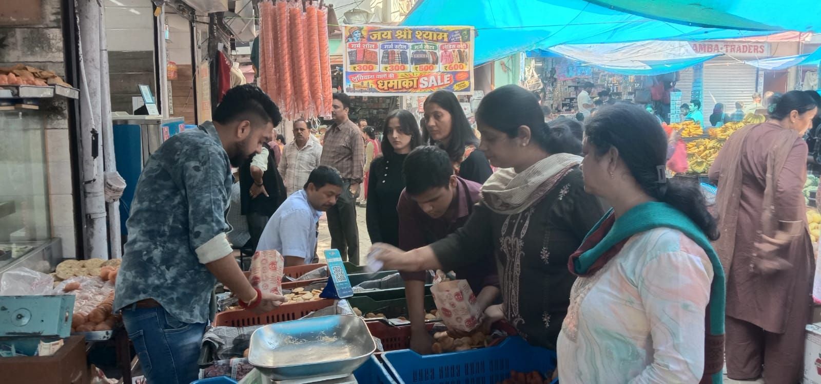 नाहन बाजार में करवाचौथ पर्व को लेकर श्रंगार का सामान खरीदती महिलाएं। संवाद नाहन बाजार में करवाचौथ पर्व को लेकर श्रंगार का सामान खरीदती महिलाएं। संवाद