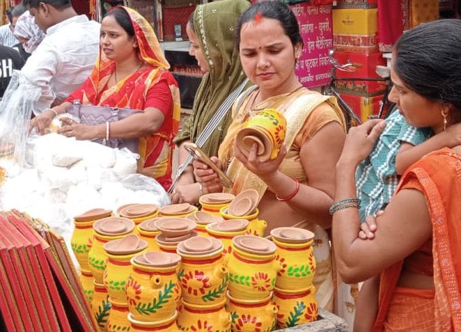 पल्टन बाजार रोड पर कॉस्मेटिक की दुकान पर श्रृंगार के सामान खरीदतीं महिलाएं। संवाद