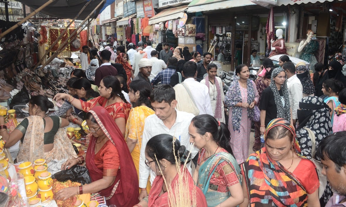 पल्टन बाजार रोड पर कॉस्मेटिक की दुकान पर श्रृंगार के सामान खरीदतीं महिलाएं। संवाद