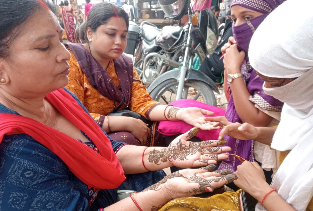 पल्टन बाजार रोड पर कॉस्मेटिक की दुकान पर श्रृंगार के सामान खरीदतीं महिलाएं। संवाद