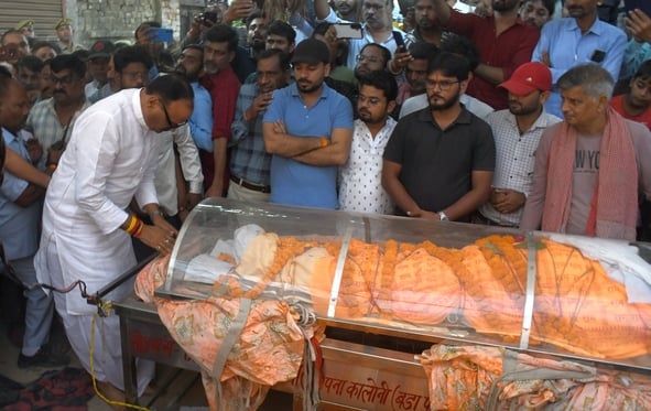 पीड़ित परिवार से डिप्टी सीएम ब्रजेश पाठक ने मुलाकात की। उन्होंने शवों को कंधा भी दिया। पीड़ित परिवार से डिप्टी सीएम ब्रजेश पाठक ने मुलाकात की। उन्होंने शवों को कंधा भी दिया।