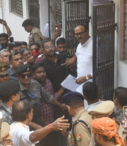 पीड़ित परिवार से डिप्टी सीएम ब्रजेश पाठक ने मुलाकात की। उन्होंने शवों को कंधा भी दिया। पीड़ित परिवार से डिप्टी सीएम ब्रजेश पाठक ने मुलाकात की। उन्होंने शवों को कंधा भी दिया।
