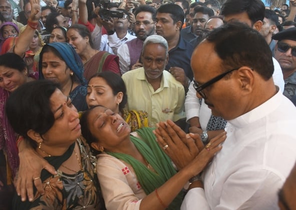 पीड़ित परिवार से डिप्टी सीएम ब्रजेश पाठक ने मुलाकात की। उन्होंने शवों को कंधा भी दिया। पीड़ित परिवार से डिप्टी सीएम ब्रजेश पाठक ने मुलाकात की। उन्होंने शवों को कंधा भी दिया।