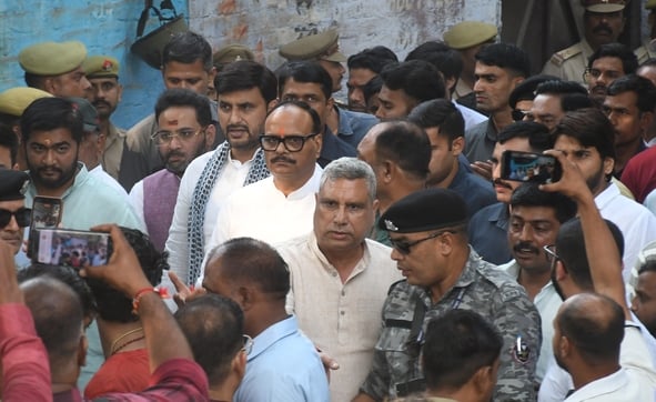 पीड़ित परिवार से डिप्टी सीएम ब्रजेश पाठक ने मुलाकात की। उन्होंने शवों को कंधा भी दिया। पीड़ित परिवार से डिप्टी सीएम ब्रजेश पाठक ने मुलाकात की। उन्होंने शवों को कंधा भी दिया।