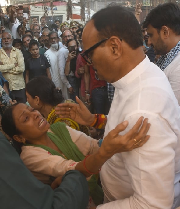 पीड़ित परिवार से डिप्टी सीएम ब्रजेश पाठक ने मुलाकात की। उन्होंने शवों को कंधा भी दिया। पीड़ित परिवार से डिप्टी सीएम ब्रजेश पाठक ने मुलाकात की। उन्होंने शवों को कंधा भी दिया।
