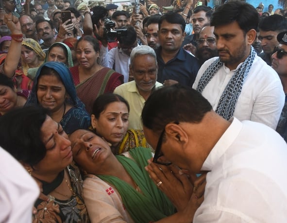 पीड़ित परिवार से डिप्टी सीएम ब्रजेश पाठक ने मुलाकात की। उन्होंने शवों को कंधा भी दिया। पीड़ित परिवार से डिप्टी सीएम ब्रजेश पाठक ने मुलाकात की। उन्होंने शवों को कंधा भी दिया।
