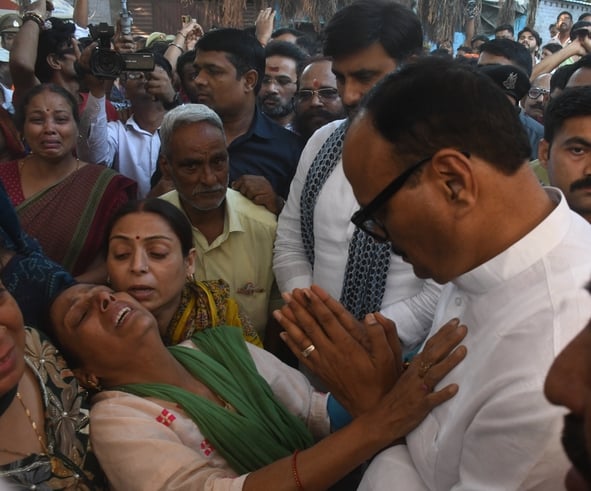 पीड़ित परिवार से डिप्टी सीएम ब्रजेश पाठक ने मुलाकात की। उन्होंने शवों को कंधा भी दिया। पीड़ित परिवार से डिप्टी सीएम ब्रजेश पाठक ने मुलाकात की। उन्होंने शवों को कंधा भी दिया।