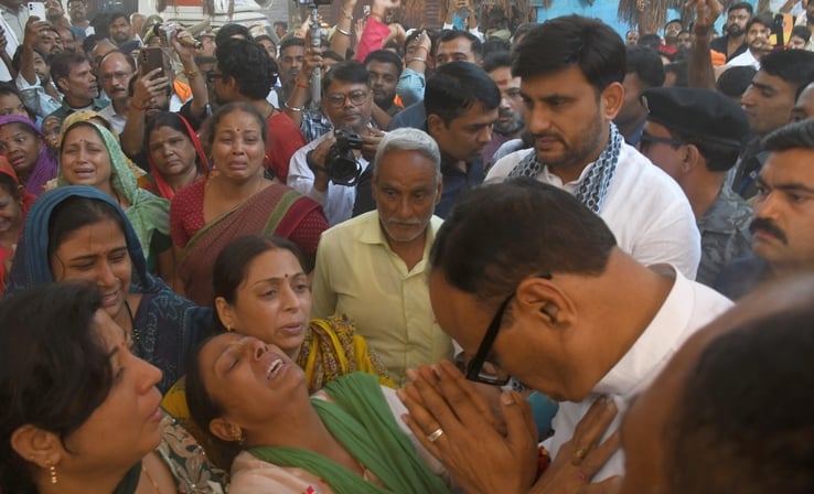 पीड़ित परिवार से डिप्टी सीएम ब्रजेश पाठक ने मुलाकात की। उन्होंने शवों को कंधा भी दिया। पीड़ित परिवार से डिप्टी सीएम ब्रजेश पाठक ने मुलाकात की। उन्होंने शवों को कंधा भी दिया।