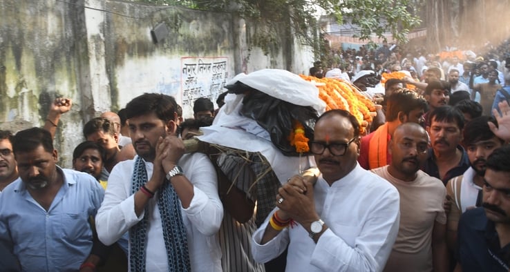 पीड़ित परिवार से डिप्टी सीएम ब्रजेश पाठक ने मुलाकात की। उन्होंने शवों को कंधा भी दिया। पीड़ित परिवार से डिप्टी सीएम ब्रजेश पाठक ने मुलाकात की। उन्होंने शवों को कंधा भी दिया।