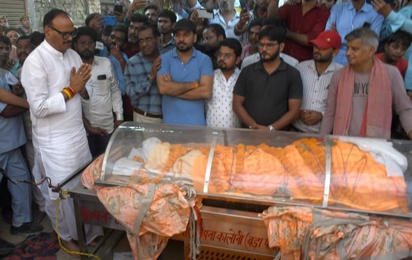 पीड़ित परिवार से डिप्टी सीएम ब्रजेश पाठक ने मुलाकात की। उन्होंने शवों को कंधा भी दिया। पीड़ित परिवार से डिप्टी सीएम ब्रजेश पाठक ने मुलाकात की। उन्होंने शवों को कंधा भी दिया।