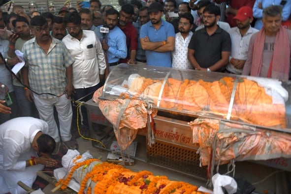 पीड़ित परिवार से डिप्टी सीएम ब्रजेश पाठक ने मुलाकात की। उन्होंने शवों को कंधा भी दिया। पीड़ित परिवार से डिप्टी सीएम ब्रजेश पाठक ने मुलाकात की। उन्होंने शवों को कंधा भी दिया।