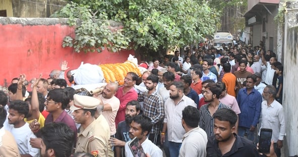पीड़ित परिवार से डिप्टी सीएम ब्रजेश पाठक ने मुलाकात की। उन्होंने शवों को कंधा भी दिया। पीड़ित परिवार से डिप्टी सीएम ब्रजेश पाठक ने मुलाकात की। उन्होंने शवों को कंधा भी दिया।