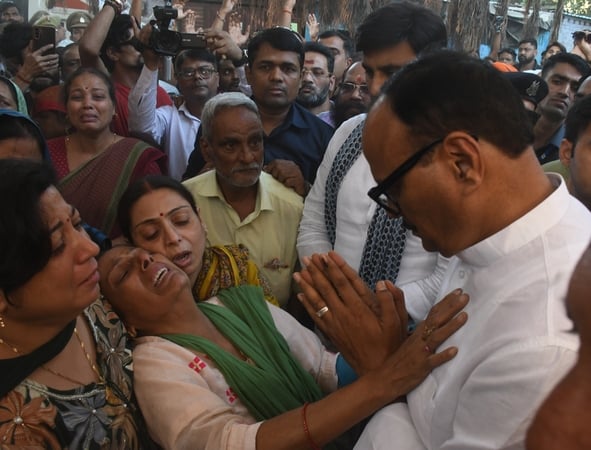 पीड़ित परिवार से डिप्टी सीएम ब्रजेश पाठक ने मुलाकात की। उन्होंने शवों को कंधा भी दिया। पीड़ित परिवार से डिप्टी सीएम ब्रजेश पाठक ने मुलाकात की। उन्होंने शवों को कंधा भी दिया।