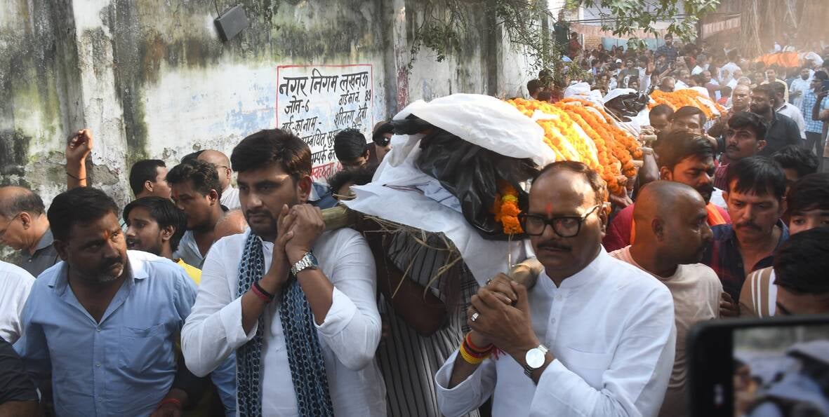 पीड़ित परिवार से डिप्टी सीएम ब्रजेश पाठक ने मुलाकात की। उन्होंने शवों को कंधा भी दिया। पीड़ित परिवार से डिप्टी सीएम ब्रजेश पाठक ने मुलाकात की। उन्होंने शवों को कंधा भी दिया।