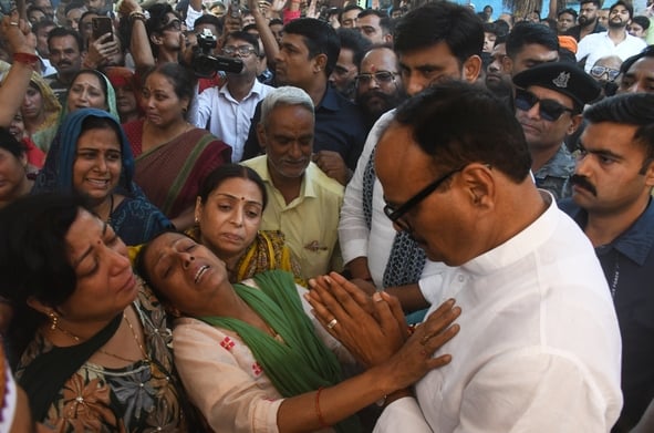 पीड़ित परिवार से डिप्टी सीएम ब्रजेश पाठक ने मुलाकात की। उन्होंने शवों को कंधा भी दिया। पीड़ित परिवार से डिप्टी सीएम ब्रजेश पाठक ने मुलाकात की। उन्होंने शवों को कंधा भी दिया।