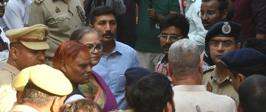 पीड़ित परिवार से डिप्टी सीएम ब्रजेश पाठक ने मुलाकात की। उन्होंने शवों को कंधा भी दिया। पीड़ित परिवार से डिप्टी सीएम ब्रजेश पाठक ने मुलाकात की। उन्होंने शवों को कंधा भी दिया।