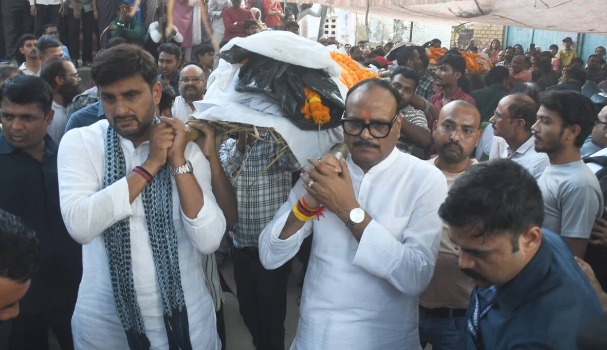 पीड़ित परिवार से डिप्टी सीएम ब्रजेश पाठक ने मुलाकात की। उन्होंने शवों को कंधा भी दिया। पीड़ित परिवार से डिप्टी सीएम ब्रजेश पाठक ने मुलाकात की। उन्होंने शवों को कंधा भी दिया।
