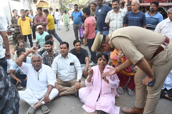 पीड़ित परिवार से डिप्टी सीएम ब्रजेश पाठक ने मुलाकात की। उन्होंने शवों को कंधा भी दिया। पीड़ित परिवार से डिप्टी सीएम ब्रजेश पाठक ने मुलाकात की। उन्होंने शवों को कंधा भी दिया।