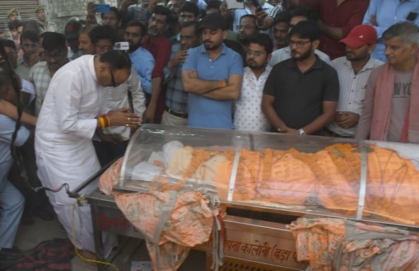 पीड़ित परिवार से डिप्टी सीएम ब्रजेश पाठक ने मुलाकात की। उन्होंने शवों को कंधा भी दिया। पीड़ित परिवार से डिप्टी सीएम ब्रजेश पाठक ने मुलाकात की। उन्होंने शवों को कंधा भी दिया।