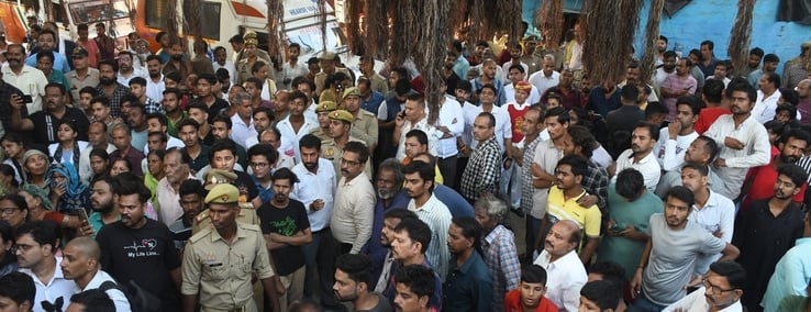 पीड़ित परिवार से डिप्टी सीएम ब्रजेश पाठक ने मुलाकात की। उन्होंने शवों को कंधा भी दिया। पीड़ित परिवार से डिप्टी सीएम ब्रजेश पाठक ने मुलाकात की। उन्होंने शवों को कंधा भी दिया।