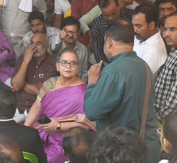 पीड़ित परिवार से डिप्टी सीएम ब्रजेश पाठक ने मुलाकात की। उन्होंने शवों को कंधा भी दिया। पीड़ित परिवार से डिप्टी सीएम ब्रजेश पाठक ने मुलाकात की। उन्होंने शवों को कंधा भी दिया।