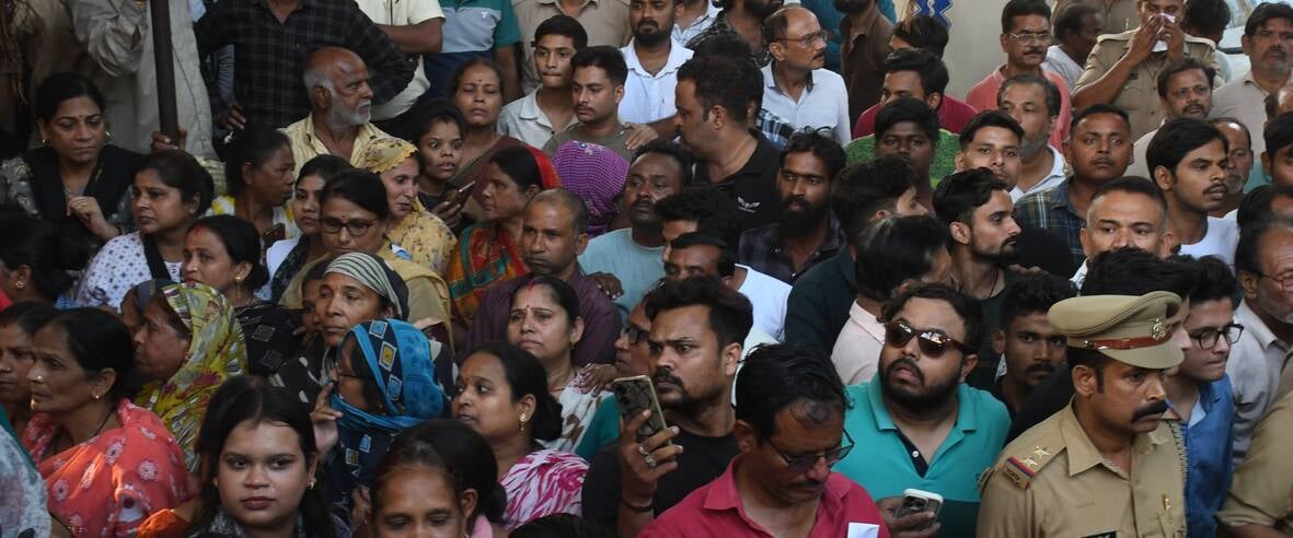 पीड़ित परिवार से डिप्टी सीएम ब्रजेश पाठक ने मुलाकात की। उन्होंने शवों को कंधा भी दिया। पीड़ित परिवार से डिप्टी सीएम ब्रजेश पाठक ने मुलाकात की। उन्होंने शवों को कंधा भी दिया।