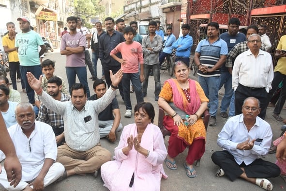 पीड़ित परिवार से डिप्टी सीएम ब्रजेश पाठक ने मुलाकात की। उन्होंने शवों को कंधा भी दिया। पीड़ित परिवार से डिप्टी सीएम ब्रजेश पाठक ने मुलाकात की। उन्होंने शवों को कंधा भी दिया।