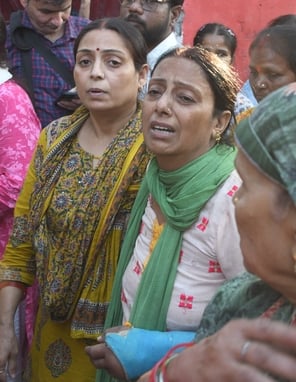 पीड़ित परिवार से डिप्टी सीएम ब्रजेश पाठक ने मुलाकात की। उन्होंने शवों को कंधा भी दिया। पीड़ित परिवार से डिप्टी सीएम ब्रजेश पाठक ने मुलाकात की। उन्होंने शवों को कंधा भी दिया।