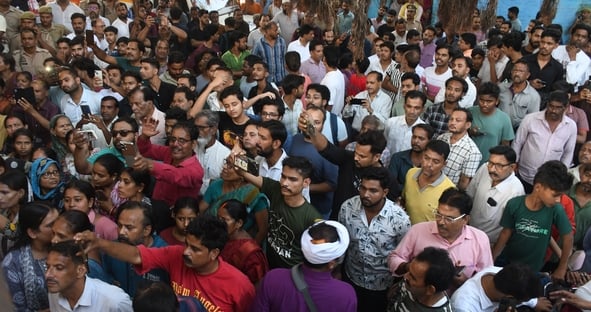 पीड़ित परिवार से डिप्टी सीएम ब्रजेश पाठक ने मुलाकात की। उन्होंने शवों को कंधा भी दिया। पीड़ित परिवार से डिप्टी सीएम ब्रजेश पाठक ने मुलाकात की। उन्होंने शवों को कंधा भी दिया।