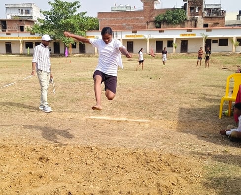 रॉबर्ट्सगंज में 28वीं मंडलीय एथलेटिक्स प्रतियोगिता में लंबी दौड़ लगाती प्रतिभागी छात्राएं। संवा रॉबर्ट्सगंज में 28वीं मंडलीय एथलेटिक्स प्रतियोगिता में लंबी दौड़ लगाती प्रतिभागी छात्राएं। संवा