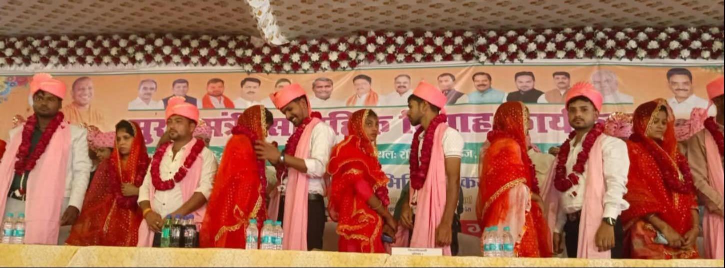 सामूहिक विवाह में एक-दूसरे को जयमाल पहनाते वर-वधु। स्रोत: विभाग सामूहिक विवाह में एक-दूसरे को जयमाल पहनाते वर-वधु। स्रोत: विभाग