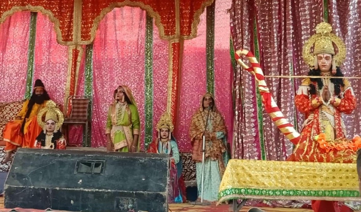 सिटी पार्क में भजनों में झूमते श्रद्धालु। संवाद