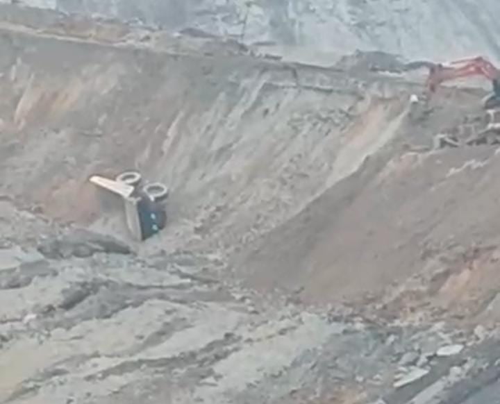 SECL कुसमुंडा में KNRCL कंपनी का 100 टन डंपर पलटा,