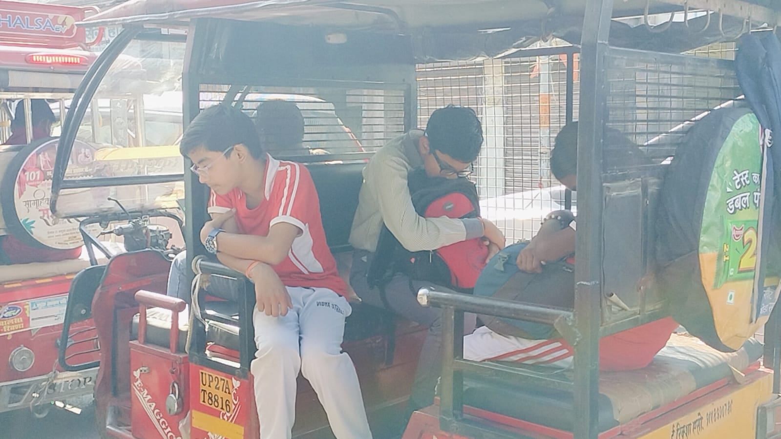 शाहजहांपुर में अंटा चौराहा पर जाम के दौरान लगी वाहनों की कतारें। संवाद शाहजहांपुर में अंटा चौराहा पर जाम के दौरान लगी वाहनों की कतारें। संवाद