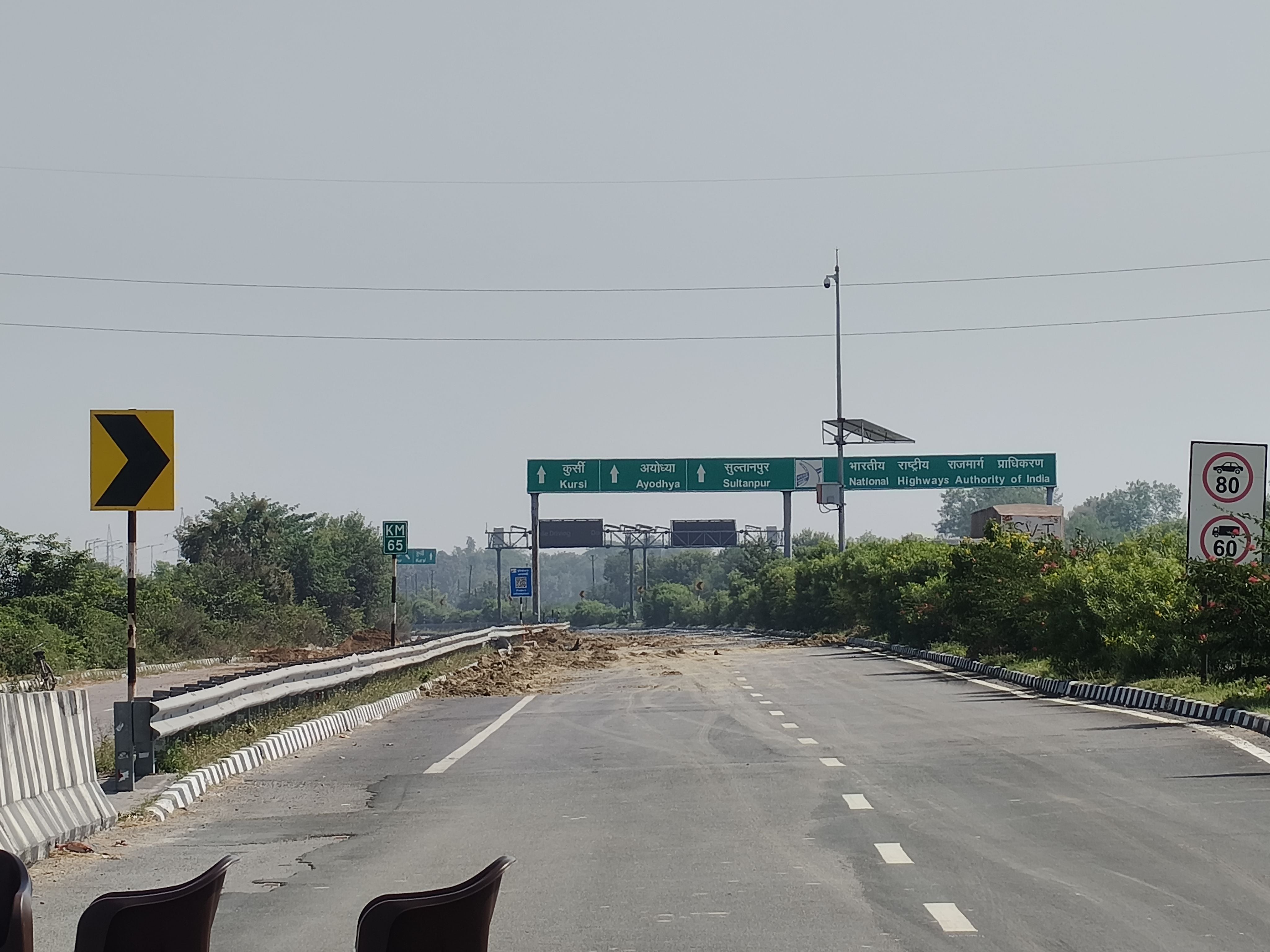 टैंकर पलटने से फैले फॉर्मेल्डिहाइड लिक्विड को डायल्यूट करने का काम जारी टैंकर पलटने से फैले फॉर्मेल्डिहाइड लिक्विड को डायल्यूट करने का काम जारी