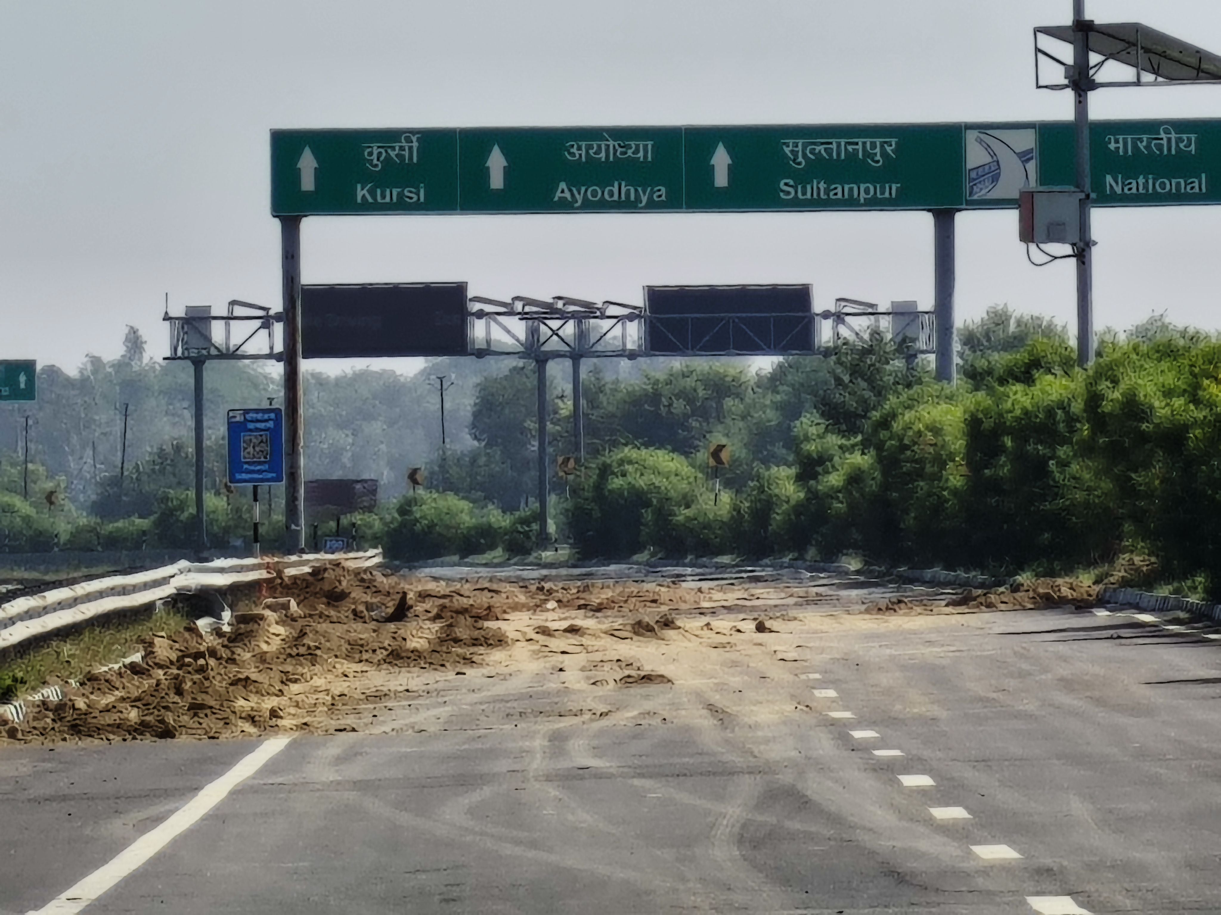 टैंकर पलटने से फैले फॉर्मेल्डिहाइड लिक्विड को डायल्यूट करने का काम जारी टैंकर पलटने से फैले फॉर्मेल्डिहाइड लिक्विड को डायल्यूट करने का काम जारी