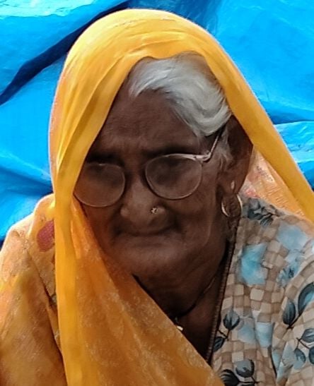 तकिया गांव में सिरधरपुर मार्ग पर फसल सुखाकर बोरे में भरती महिला किसान। तकिया गांव में सिरधरपुर मार्ग पर फसल सुखाकर बोरे में भरती महिला किसान।