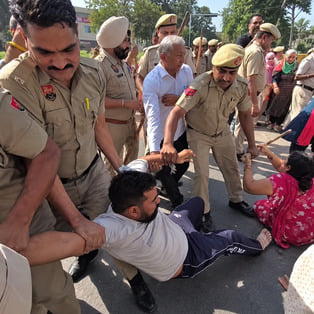 तनातनी... परिजनों के विरोध के बीच प्रदर्शनकारी को समझाते पुलिसकर्मी।अमर उजाला तनातनी... परिजनों के विरोध के बीच प्रदर्शनकारी को समझाते पुलिसकर्मी।अमर उजाला
