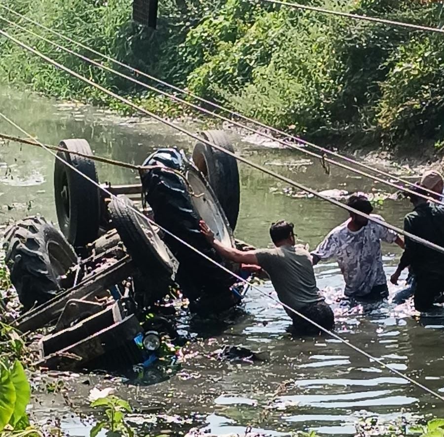 ट्रैक्टर-ट्रॉली अनियंत्रित होकर नहर में पलटी, चालक की मौत ट्रैक्टर-ट्रॉली अनियंत्रित होकर नहर में पलटी, चालक की मौत