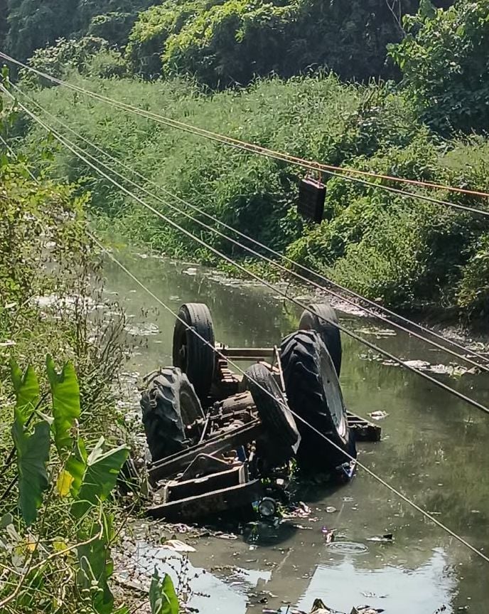 ट्रैक्टर-ट्रॉली अनियंत्रित होकर नहर में पलटी, चालक की मौत ट्रैक्टर-ट्रॉली अनियंत्रित होकर नहर में पलटी, चालक की मौत