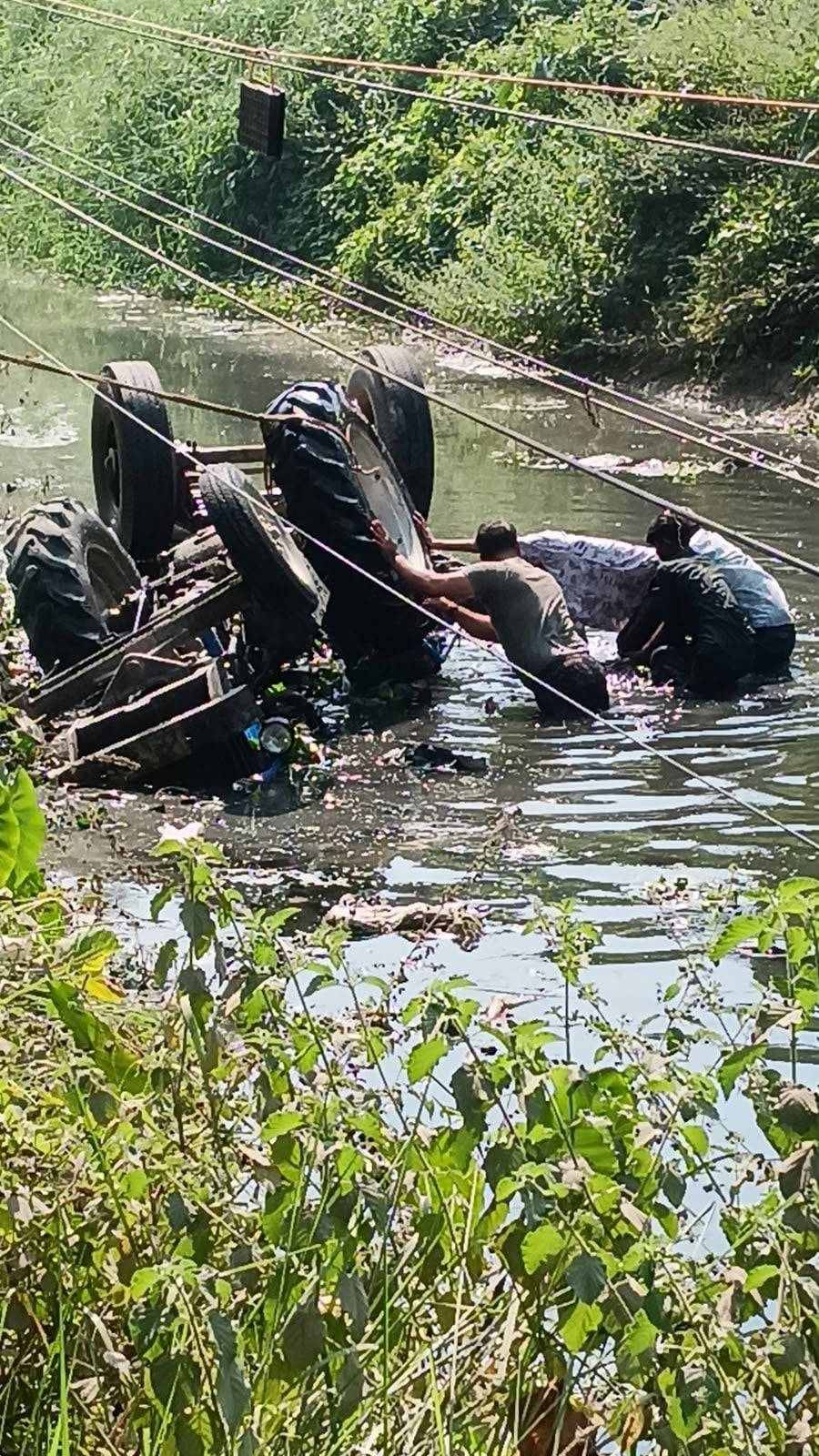 ट्रैक्टर-ट्रॉली अनियंत्रित होकर नहर में पलटी, चालक की मौत ट्रैक्टर-ट्रॉली अनियंत्रित होकर नहर में पलटी, चालक की मौत