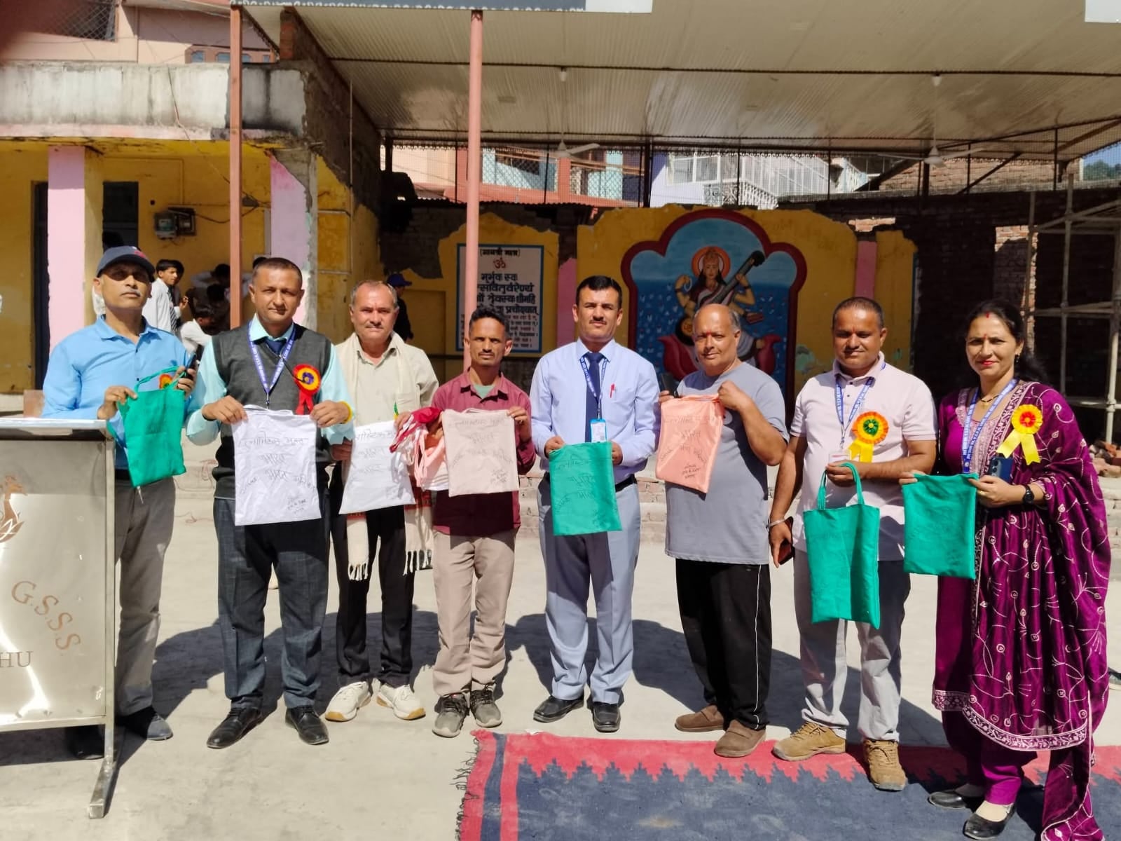 ददाहू स्कूल में विद्यार्थियों को थैले वितरित करते दर्जी एस के टेलर। संवाद ददाहू स्कूल में विद्यार्थियों को थैले वितरित करते दर्जी एस के टेलर। संवाद