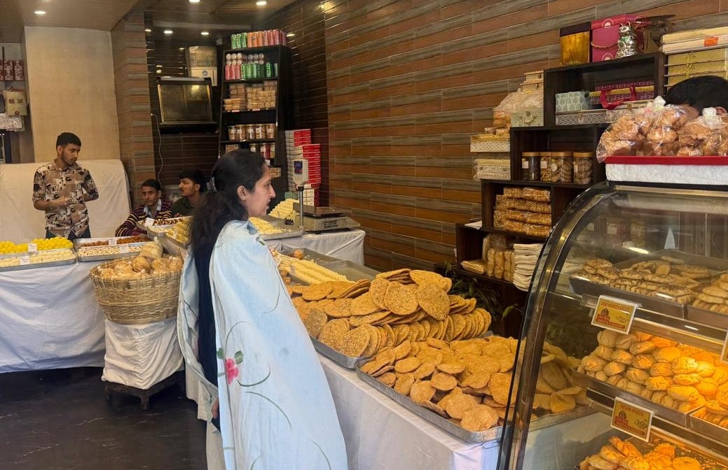 धर्मशाला के कोतवाली बाजार में मिठाई दुकान में जांच करते हुए खाद्य सुरक्षा विभाग की टीम। विभाग धर्मशाला के कोतवाली बाजार में मिठाई दुकान में जांच करते हुए खाद्य सुरक्षा विभाग की टीम। विभाग