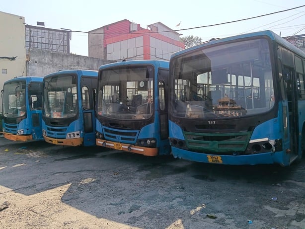 ऊना के पुराने बस अड्डे में रिकवरी क्रेन से कंडम बसों से इंजन निकलते एचआरटीसी के मेकेनिक। संवाद ऊना के पुराने बस अड्डे में रिकवरी क्रेन से कंडम बसों से इंजन निकलते एचआरटीसी के मेकेनिक। संवाद