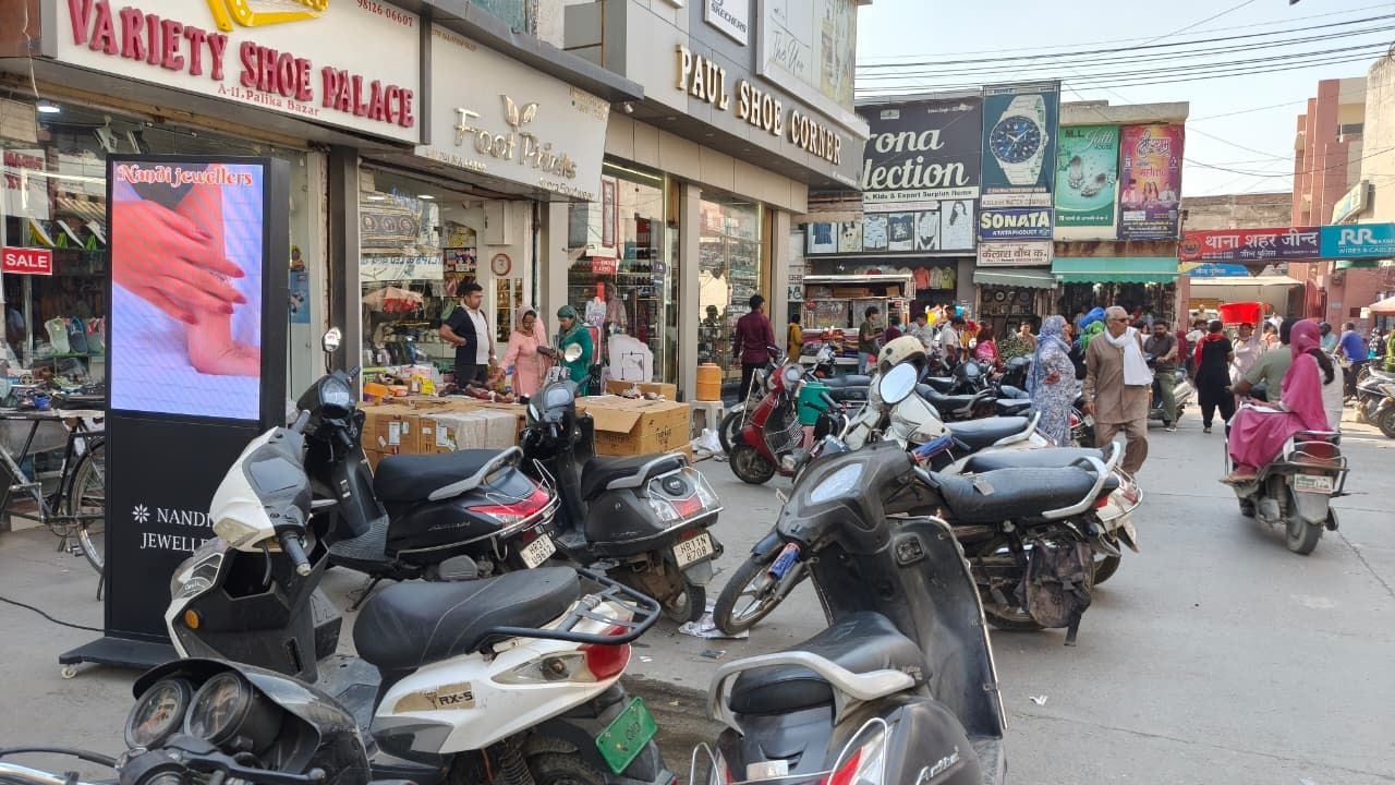 28जेएनडी30: शहर के बाजार में बेरिकेडिंग पर खड़ा पुलिसकर्मी वाहनों को बाजार में प्रवेश से रोकते 