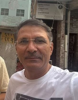 28जेएनडी30: शहर के बाजार में बेरिकेडिंग पर खड़ा पुलिसकर्मी वाहनों को बाजार में प्रवेश से रोकते 