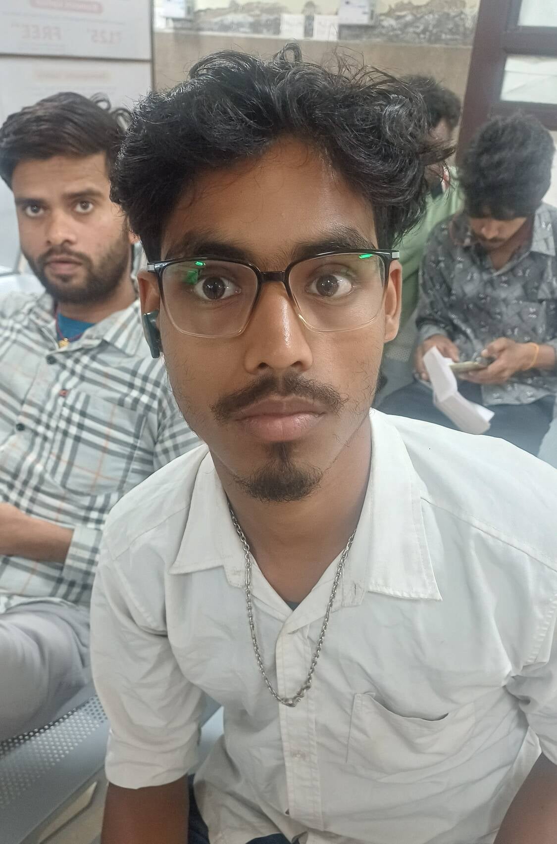 अंबाला छावनी के सरल केंद्र में इंतजार करते लोग। संवाद अंबाला छावनी के सरल केंद्र में इंतजार करते लोग। संवाद