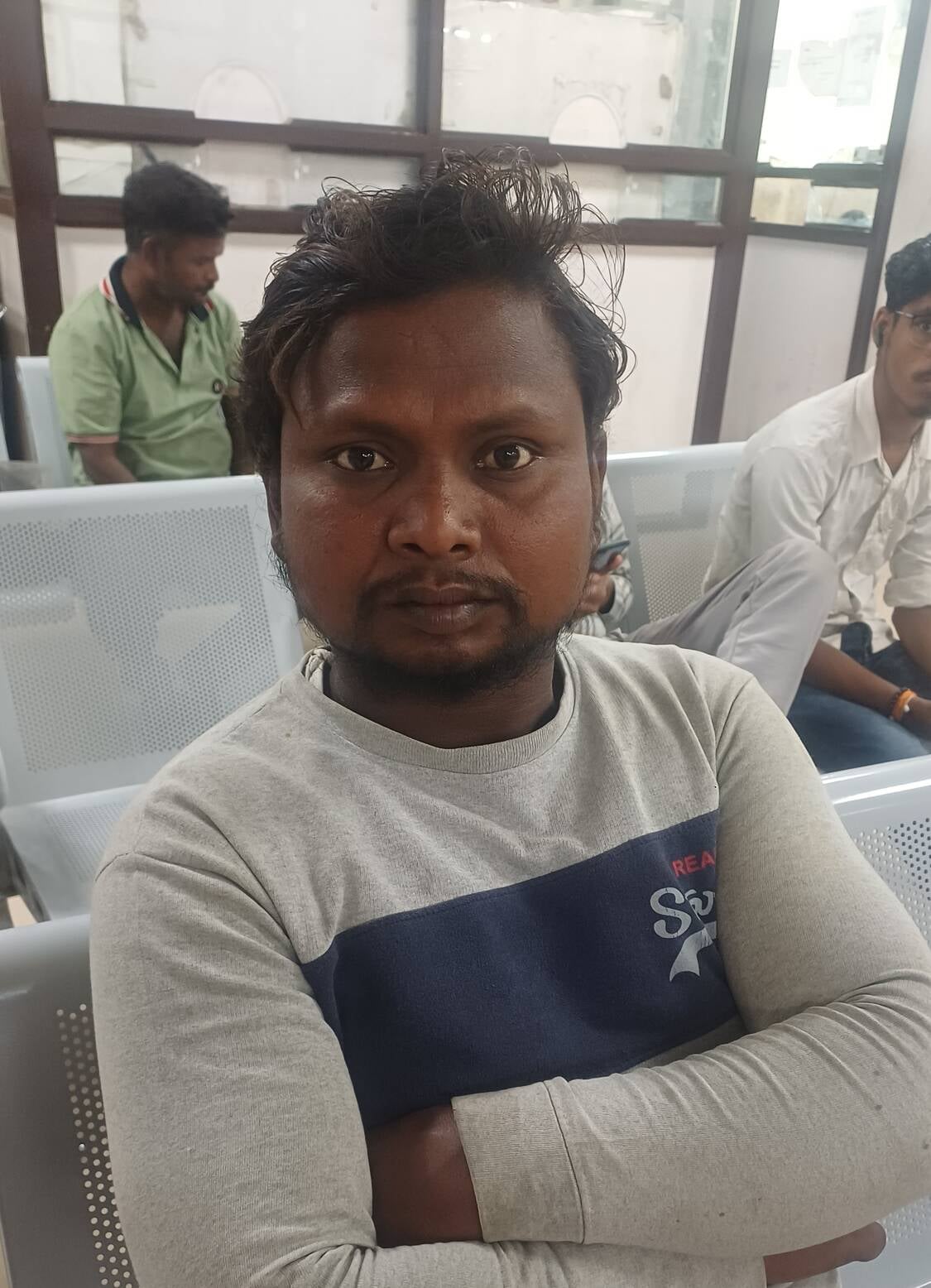 अंबाला छावनी के सरल केंद्र में इंतजार करते लोग। संवाद अंबाला छावनी के सरल केंद्र में इंतजार करते लोग। संवाद