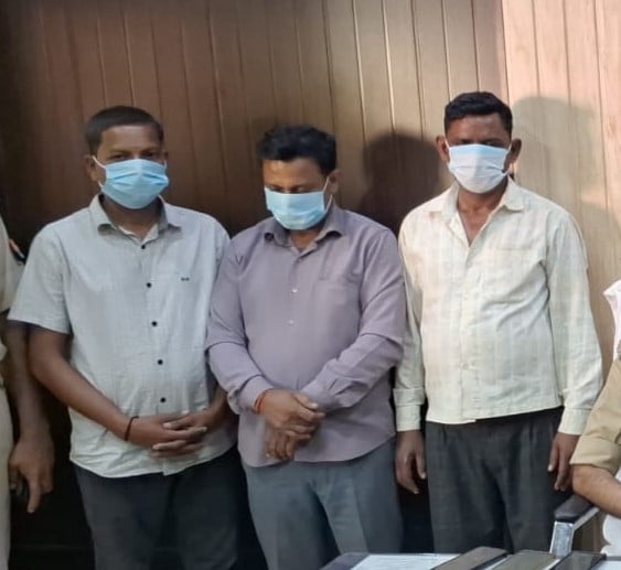 अलापुर पुलिस की गिरफ्त में चोर गिरोह के सदस्य। स्रोत-पुलिस
